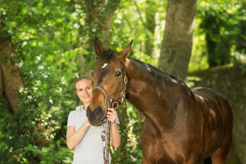 Photo portrait cheval cavalière en forêt