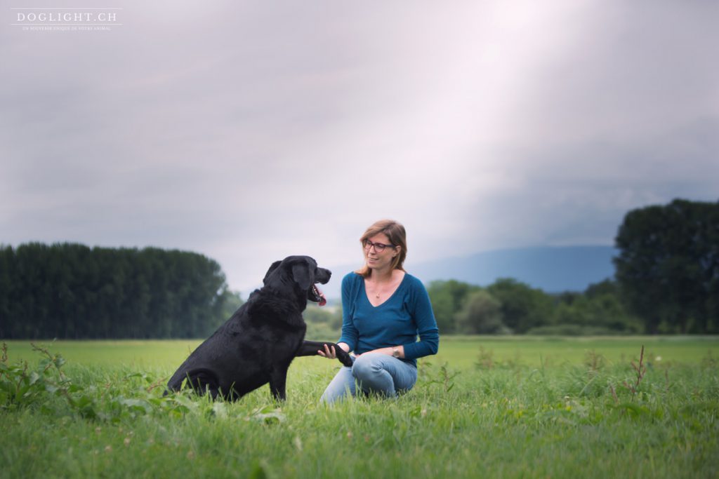 Labrador noir et sa maîtresse