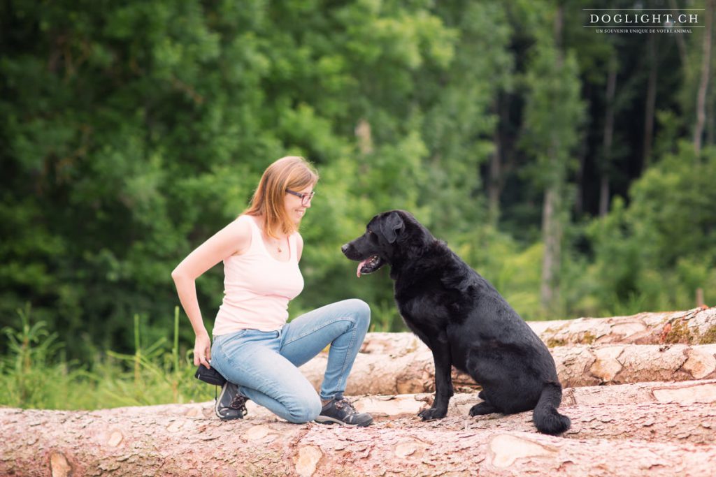 Labrador noir et sa maîtresse