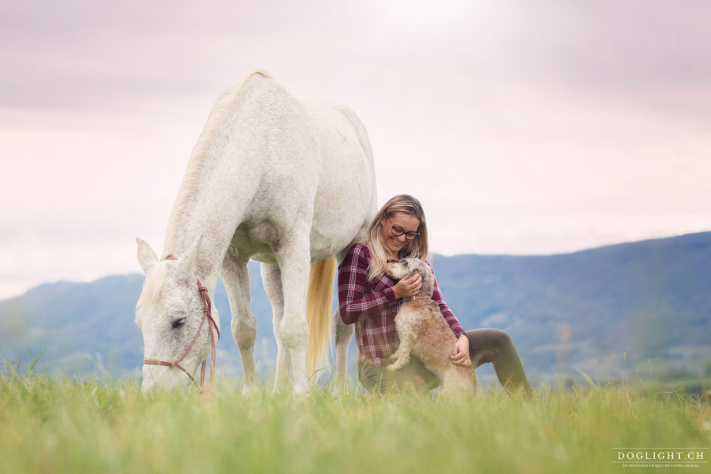 Photographe cheval et chien avec jeune fille