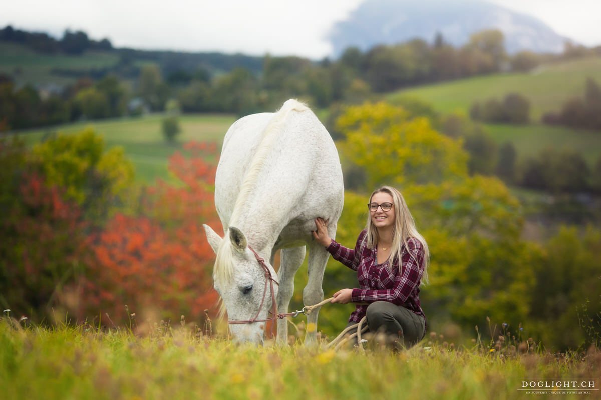 Portrait femme et son cheval dans un pré région d'Annecy