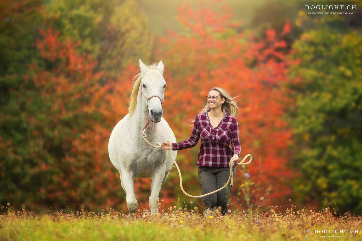 Photo cheval et fille qui court aux couleurs d'automne