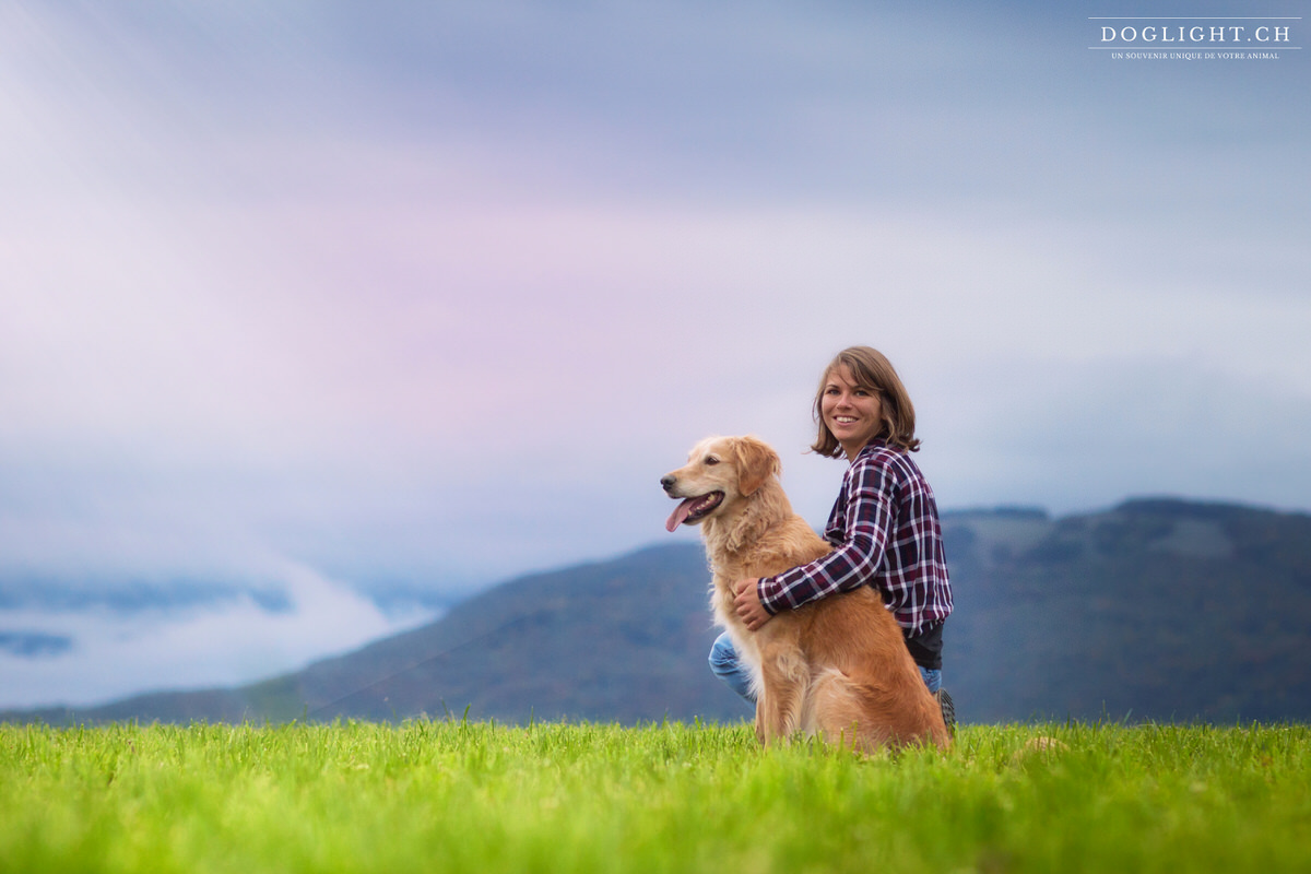 Portrait chien fille devant les montagnes avec la lumière