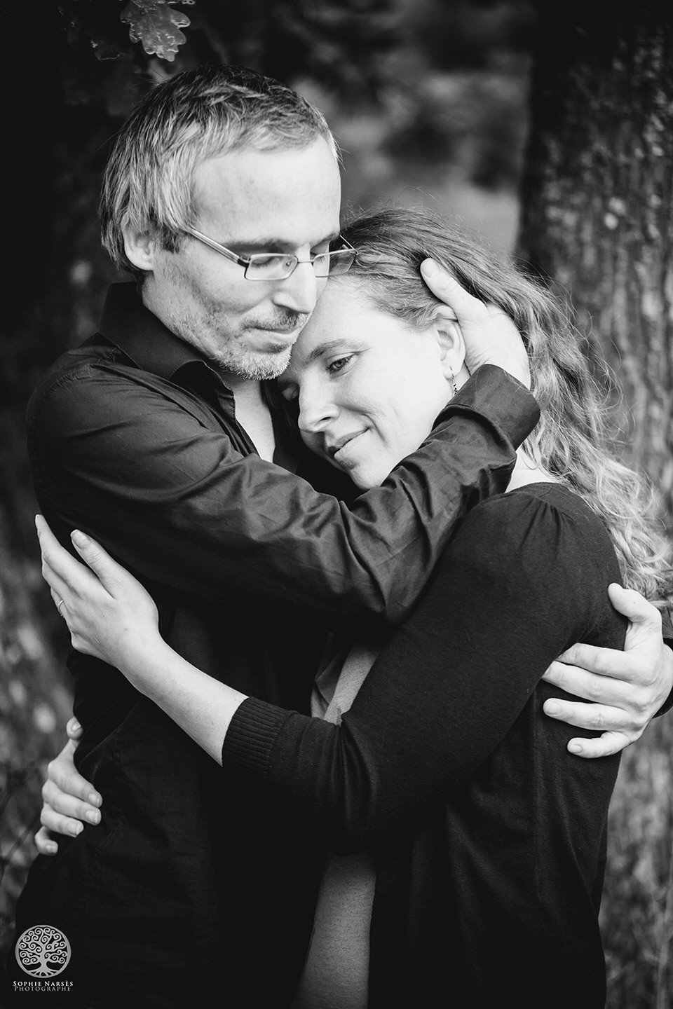 Portrait noir et blanc couple tendresse