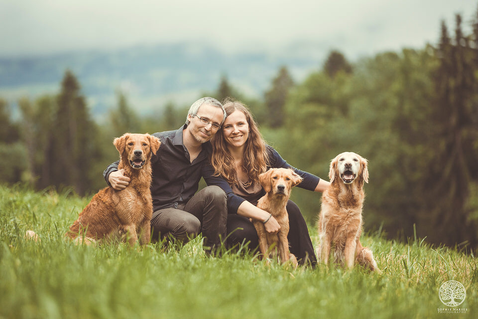 Photo couple avec leurs chiens