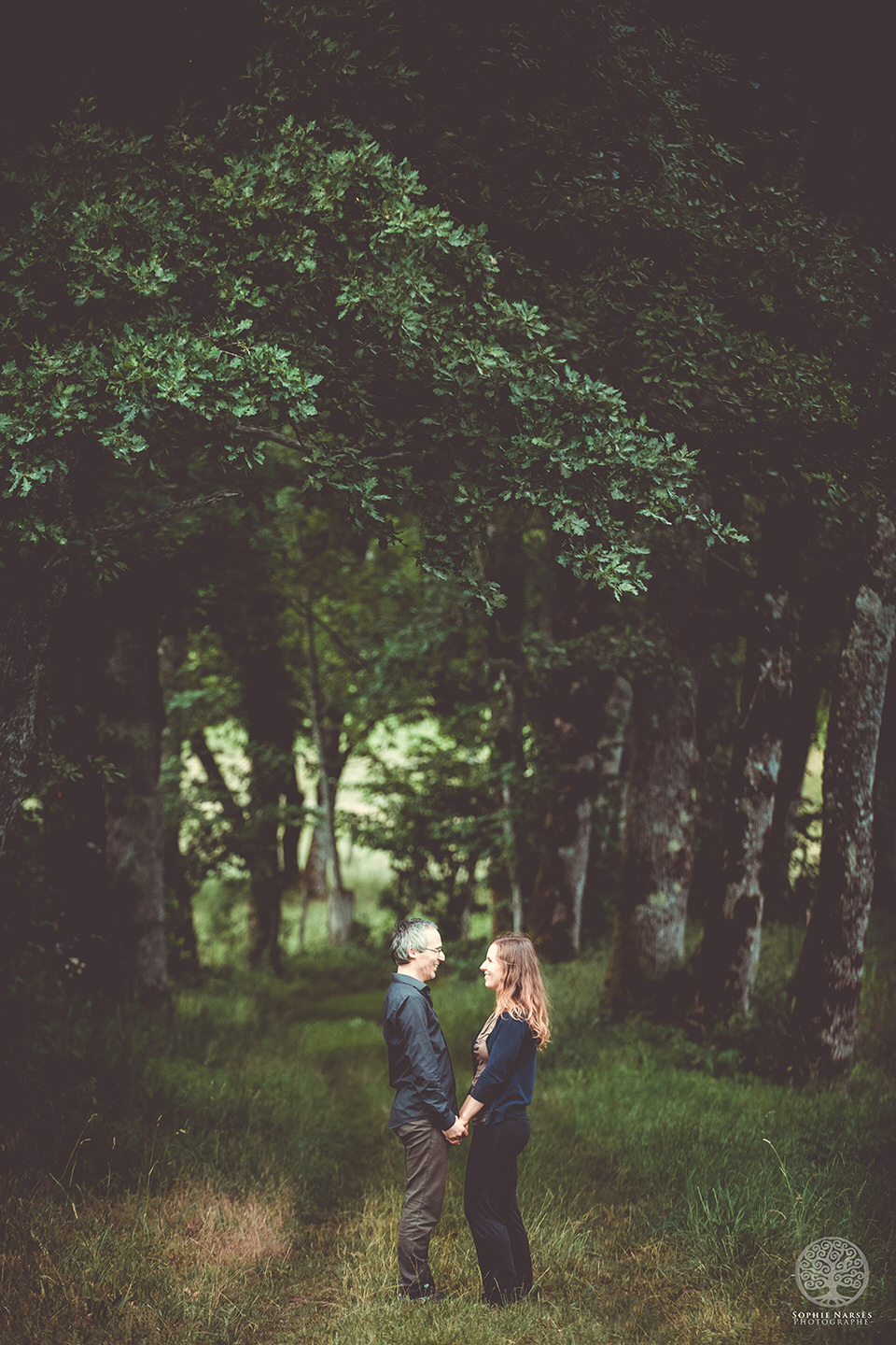 Photo couple en forêt