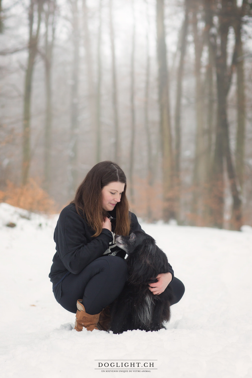 Fille et chien dans la neige