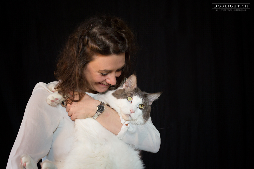 Photo femme et maine coon studio Lausanne
