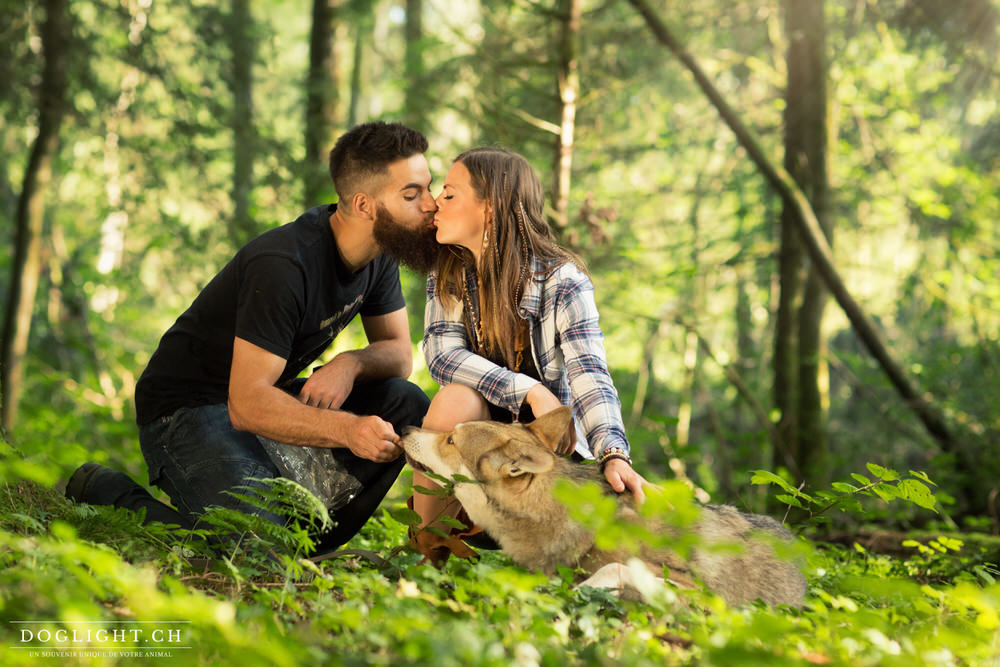 Couple qui s'embrasse avec leur chien