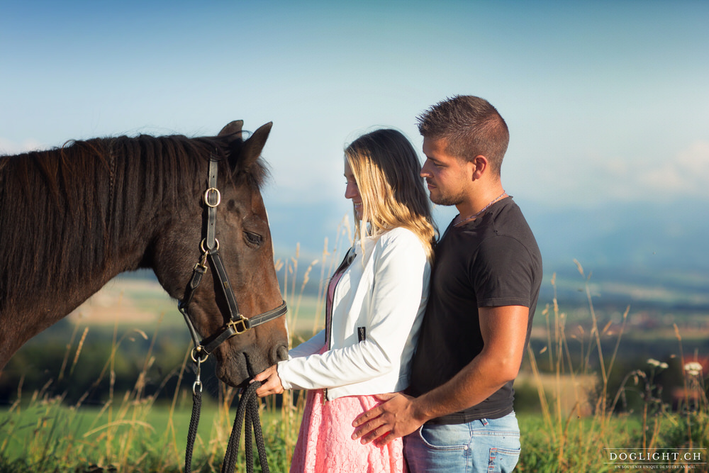 Photo portrait couple et cheval face aux alpes