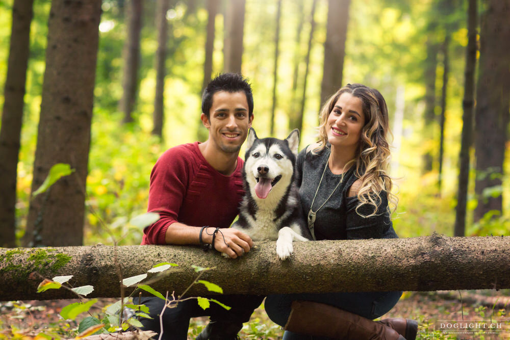 Photo de famille avec un chien