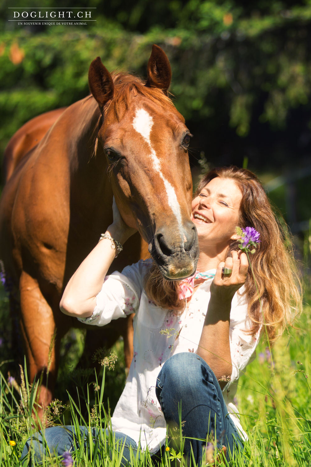 Cheval cavalière complicité dans les fleurs