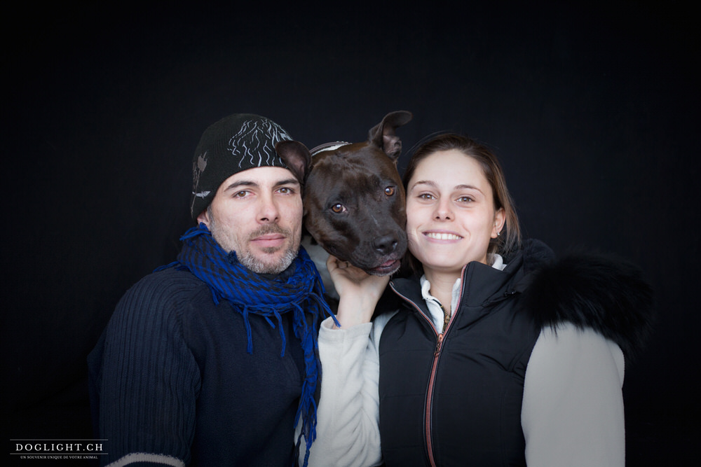 Photo portrait de famille avec chien fond noir